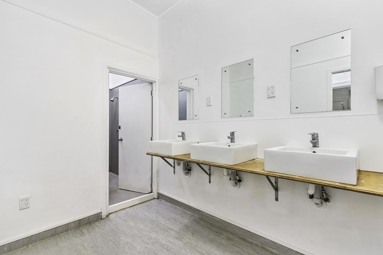 Queen Street Backpackers Окленд Экстерьер фото